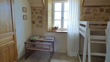 Habitación familiar doble, vistas al jardín (FAMILIA) | Caja fuerte, sistema de insonorización, wifi gratis y ropa de cama