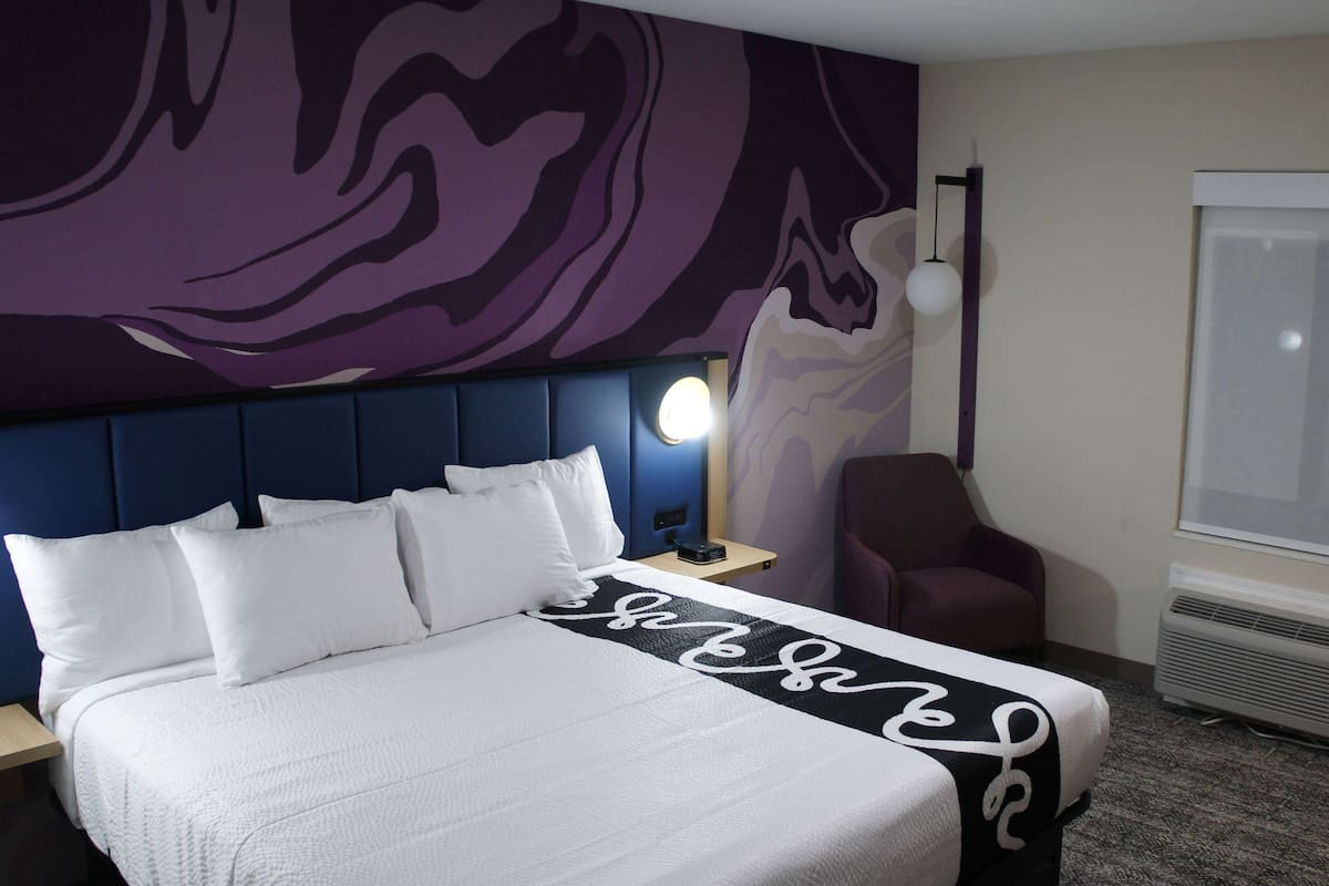 Premium bedding, iron/ironing board, free WiFi, bed sheets