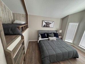 3 bedrooms, WiFi, bed sheets - Remodeled house, 15 min. to Lake Texoma- pickleball and sand volleyball courts. (Whitesboro)