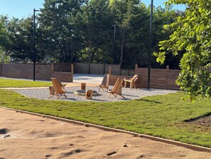 Property grounds - Remodeled house, 15 min. to Lake Texoma- pickleball and sand volleyball courts. (Whitesboro)