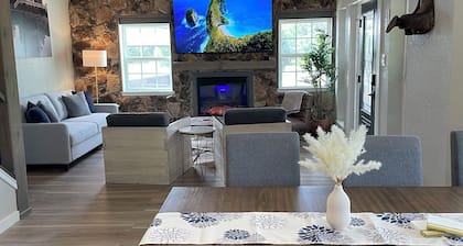 Remodeled house, 15 min. to Lake Texoma- pickleball and sand volleyball courts.
