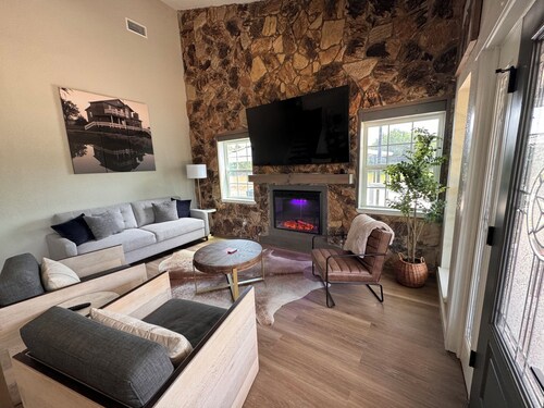 Remodeled house, 15 min. to Lake Texoma- pickleball and sand volleyball courts.