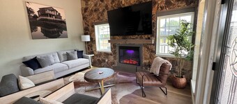 Remodeled house, 15 min. to Lake Texoma- pickleball and sand volleyball courts.