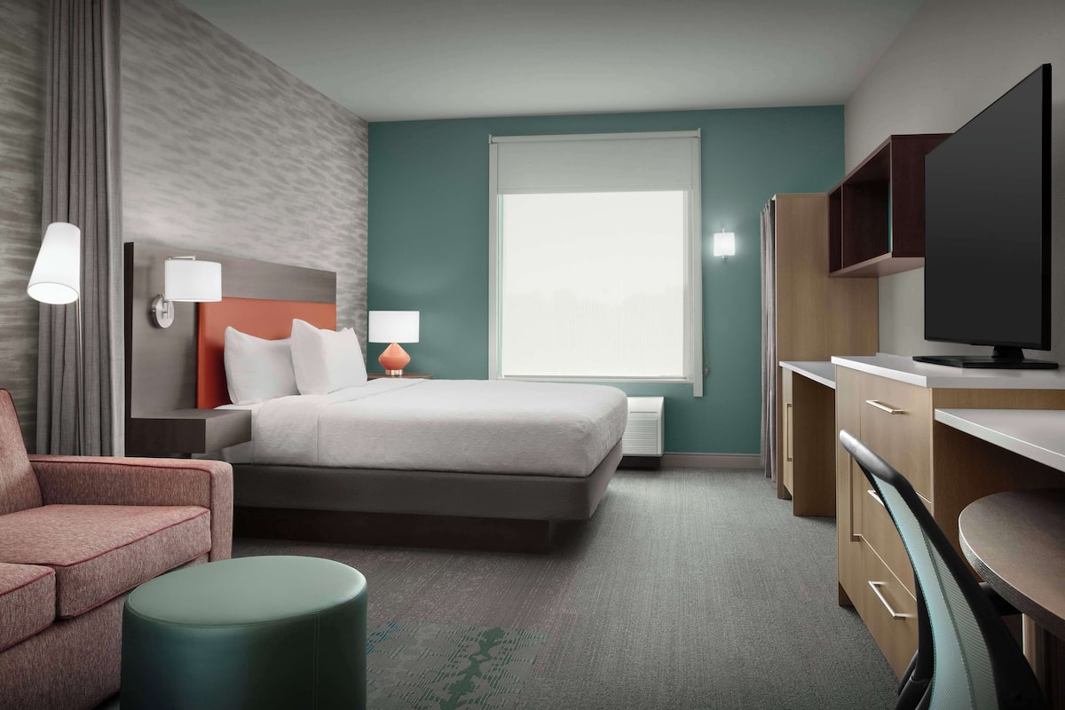 Studio Suite, 1 King Bed | Living area