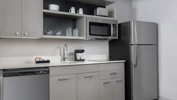 Fridge, microwave, stovetop, dishwasher
