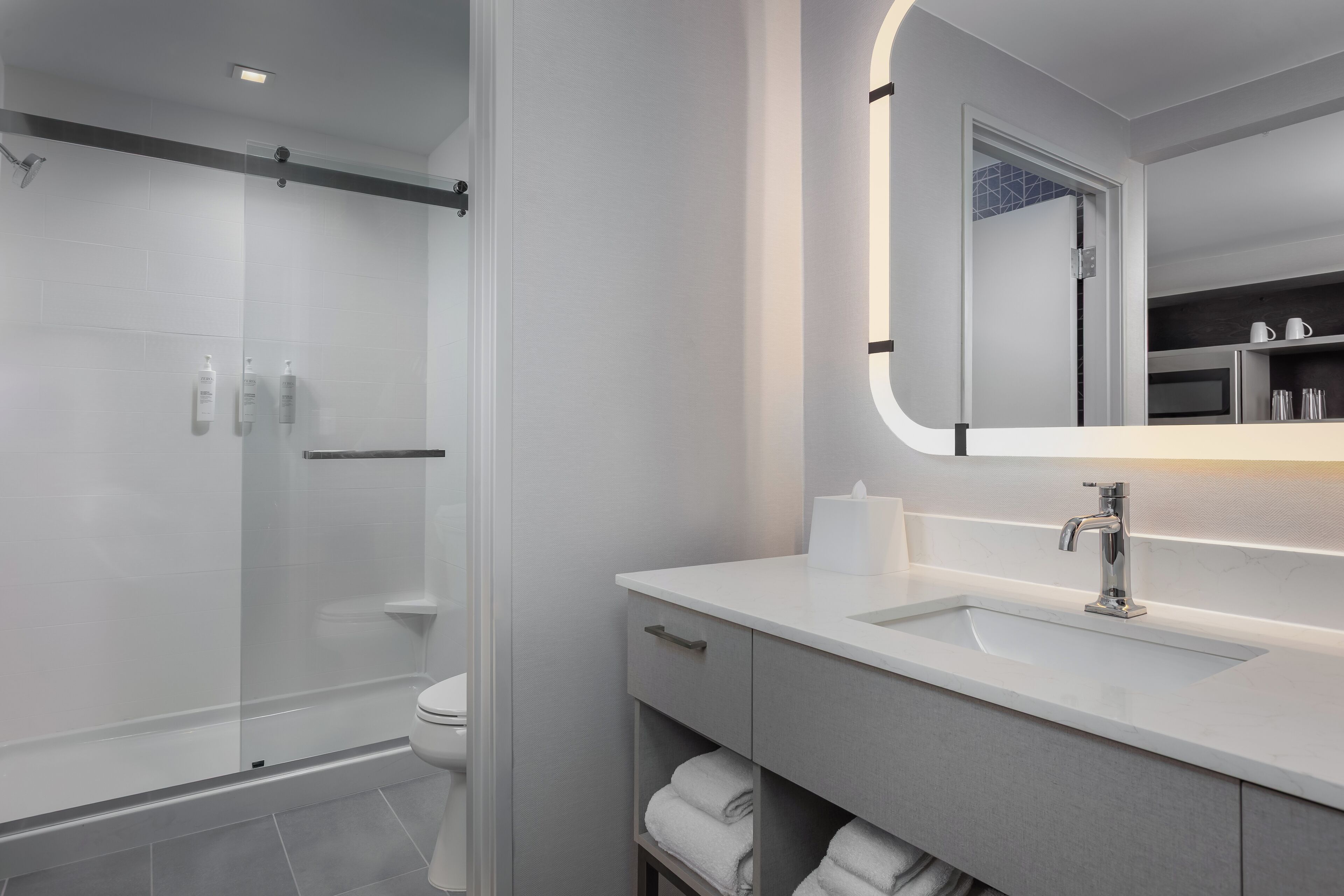 Articles de toilette (gratuits), séchoir à cheveux, serviettes fournies