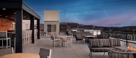 2 barer/lounger, lobbylounge och bar på takterrassen