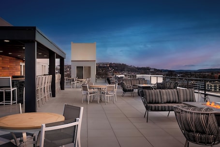 2 bars/lounges, lobby lounge, rooftop bar
