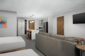 Ropa de cama hipoalergénica y caja de seguridad en la habitación