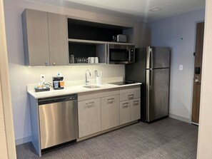 Fridge, microwave, stovetop, dishwasher