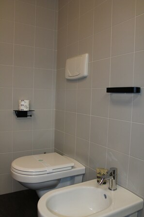 Shower, hair dryer, bidet, towels - Milan Space Loft - Apartment close to M5 subway - (Milano)