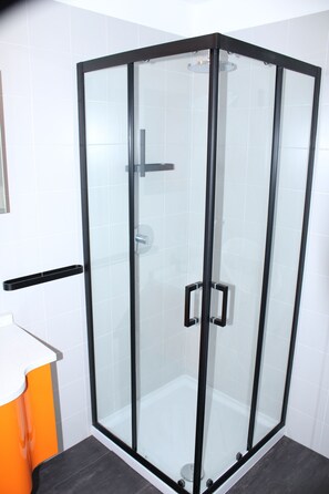 Dusche, Haartrockner, Bidet, Handtücher