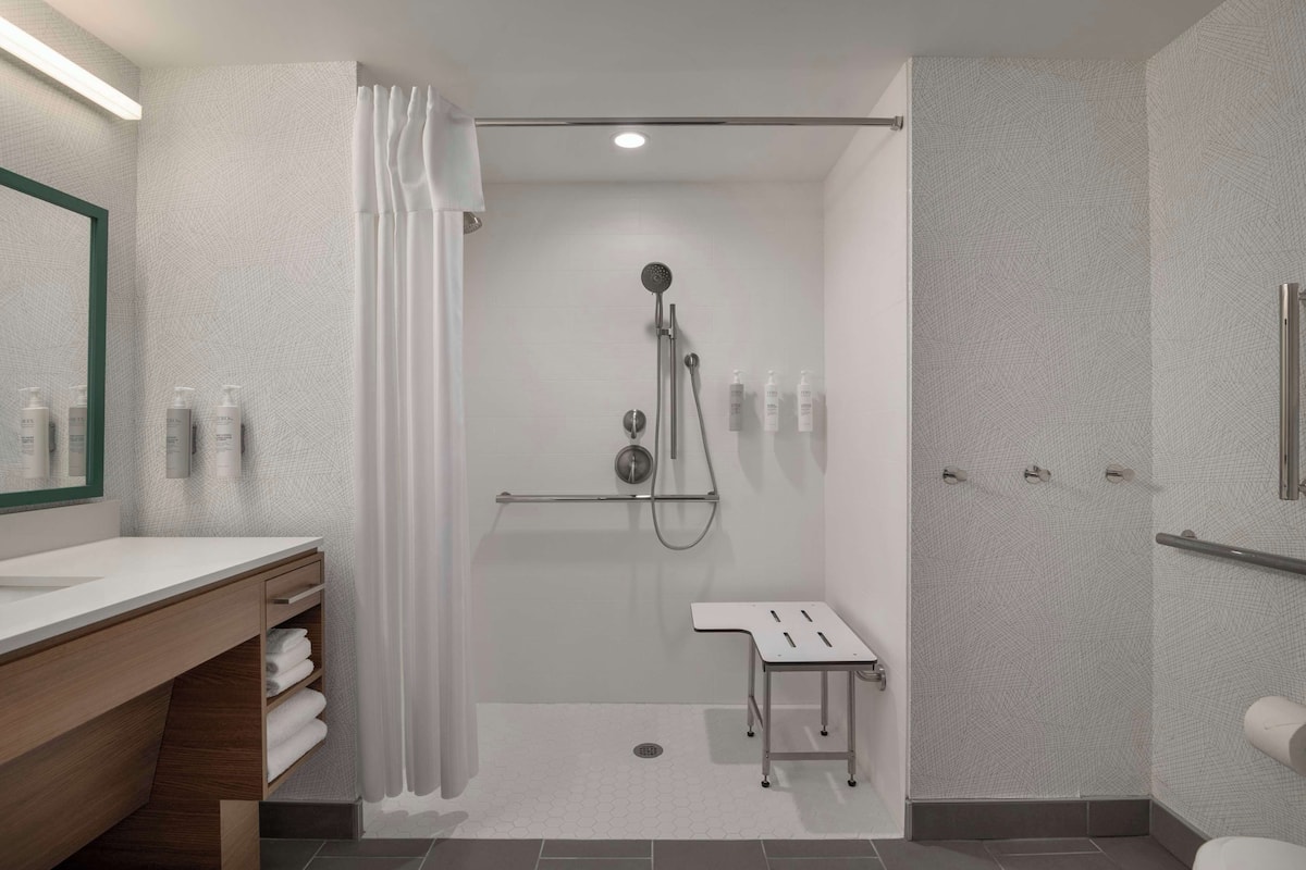 สตูดิโอ, เตียงคิงไซส์ 1 เตียง, พร้อมสิ่งอำนวยความสะดวกสำหรับผู้พิการ (Roll-In Shower) | บริเวณนั่งเล่น