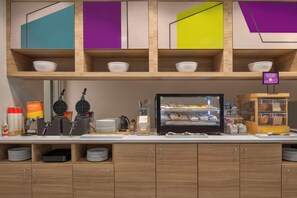 Free daily breakfast - Home2 Suites By Hilton Sanford Orlando North (Sanford)