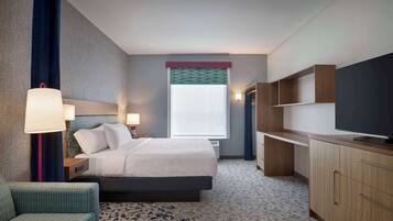 Une chambre d’hôtel équipée d’un lit, de lampes de chevet, d’une télévision, d’un bureau et d’une chaise.
