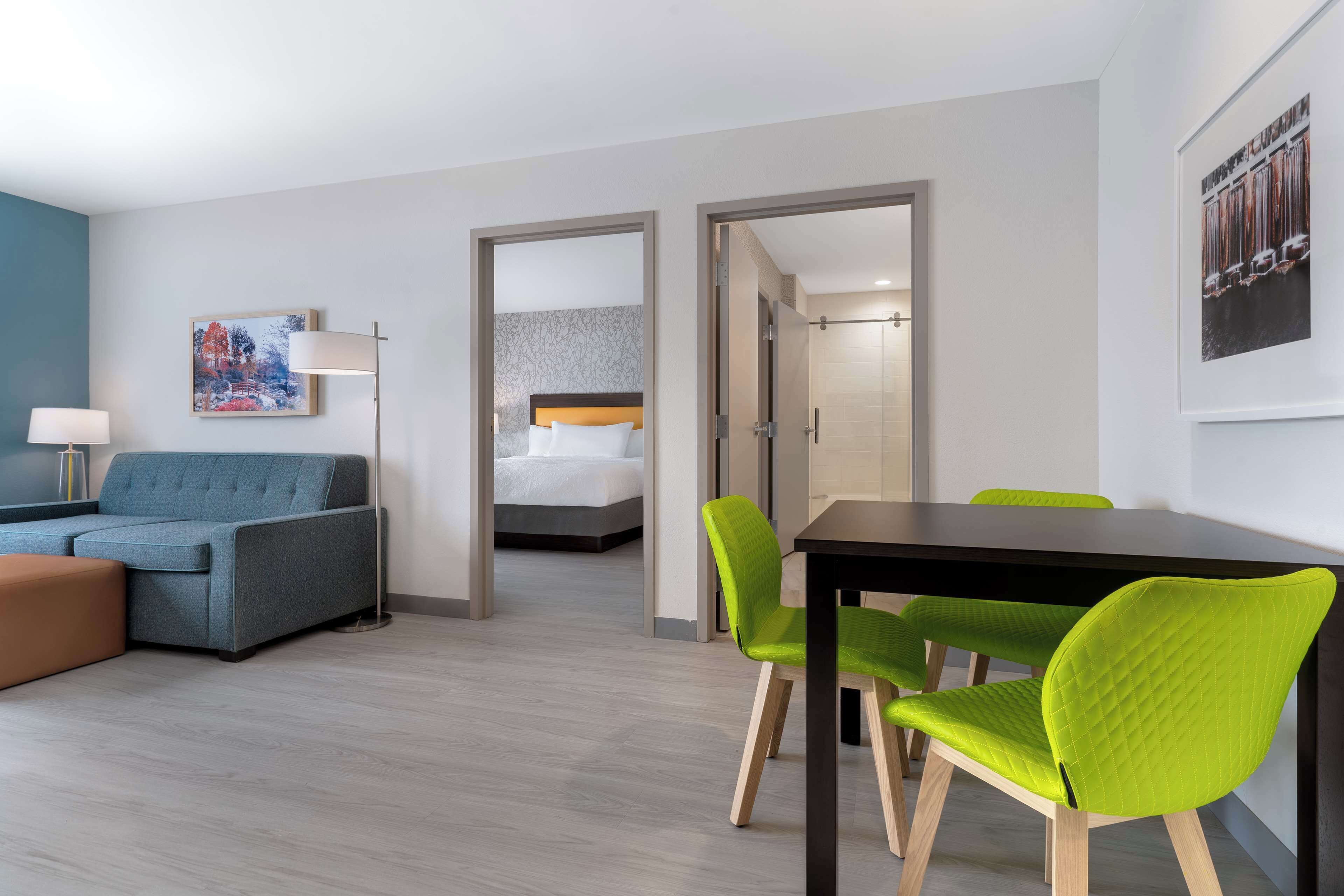 56 インチのスマートテレビ (ケーブル放送視聴可)、Netflix、ストリーミングサービス