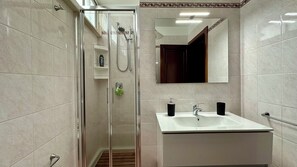 Dusche, Haartrockner, Bidet, Handtücher