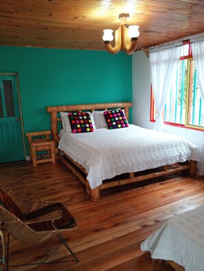 Habitación triple Deluxe, patio, vista al jardín | Decoración personalizada, muebles diferentes y ropa de cama