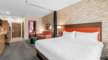 Studio Suite, 1 King Bed | Living area