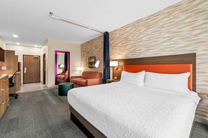 Studio Suite, 1 King Bed | Living area