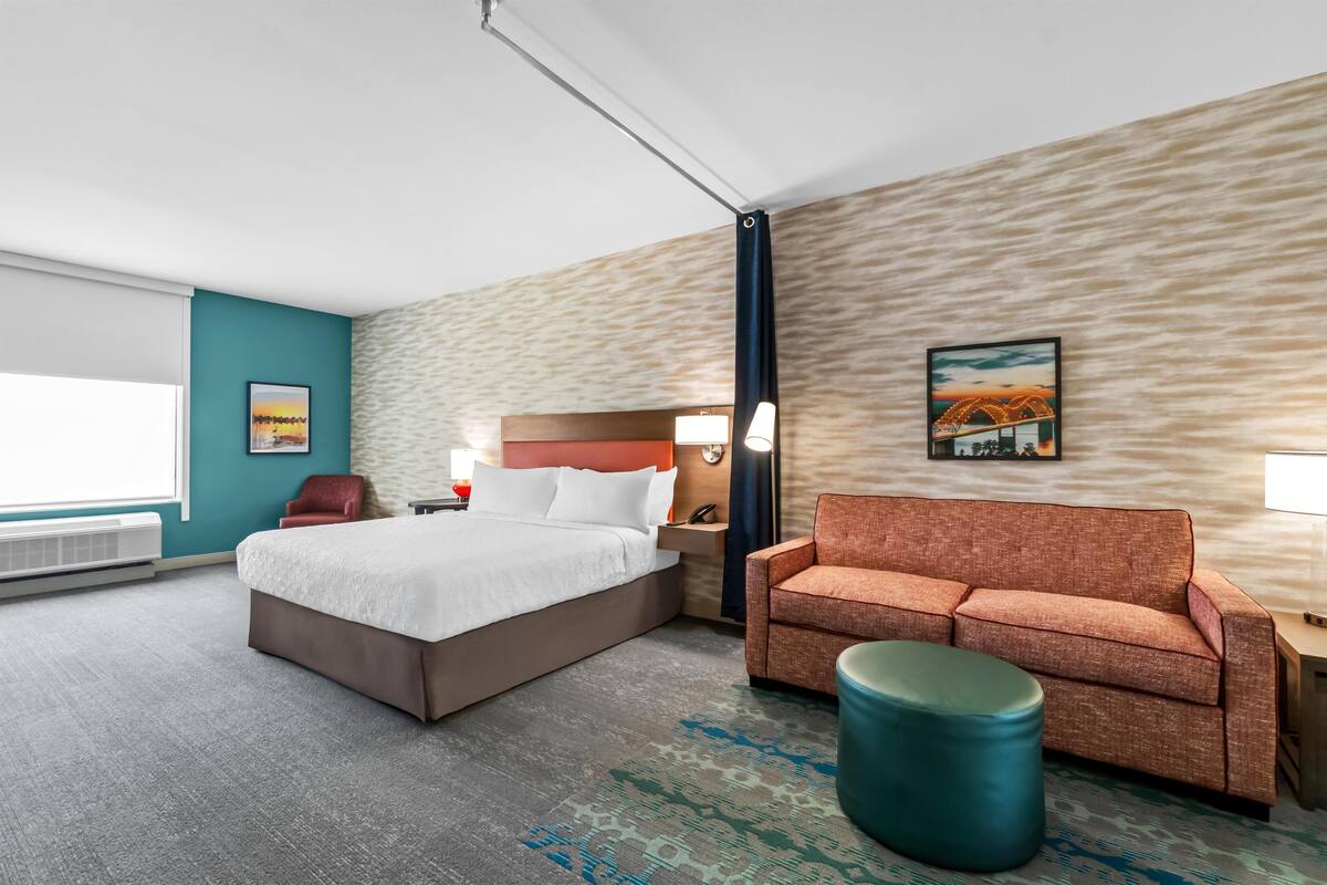 Studio Suite, 1 King Bed, Accessible, Bathtub | Living area