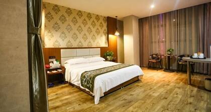 Danfeng Junlin World Theme Hotel