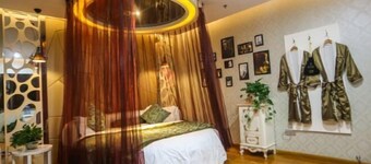 Danfeng Junlin World Theme Hotel