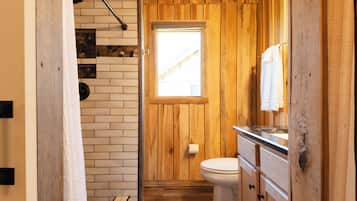 Douche, serviettes fournies, savon, shampooing