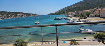 Beachfront Beauty, Panoramica