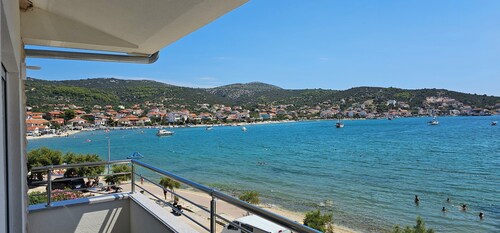Beachfront Beauty, Panoramica
