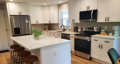 Cozy 3 BR in center of town w/work space. Walking distance to main attractions