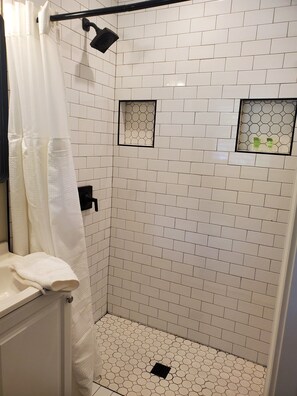 Dusche, Haartrockner, Handtücher, Seife