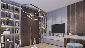 Ein modernes Wohnzimmer mit einem großen Flachbildfernseher, einem Glastisch und einem blauen Hocker. Bücherregale mit dekorativen Gegenständen und eine Wand in Holzoptik runden den Raum ab.
