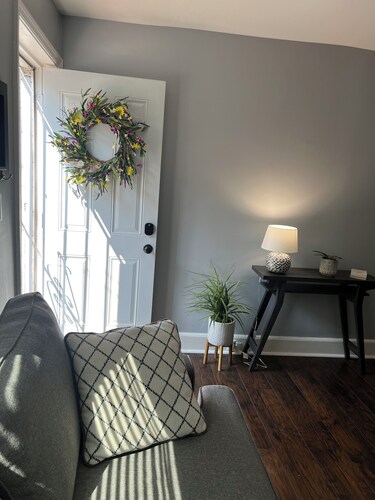 Cozy 2-bedroom in downtown Wilmington, perfect for work-related or leisure stay.