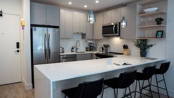 Condo | Cozinha privada | Geladeira, micro-ondas, fogão, cooktop