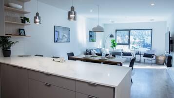 Condo | Área de estar | TV de tela plana 40 polegadas com canais a cabo