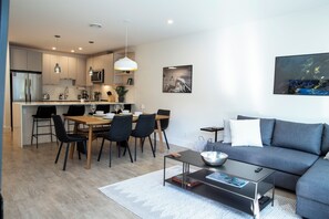 Apartment | Wohnbereich | 40-Zoll-Flachbildfernseher mit Kabelempfang