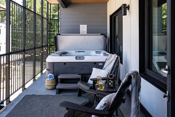 Outdoor spa tub