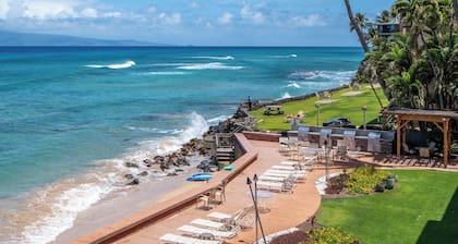 Lovely 3-BR Oceanfront Condo with Split-ACs