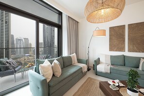 Leilighet – signature, byutsikt | Oppholdsområde | En 65-tommers smart-TV med digitale kanaler