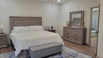 4 habitaciones, tabla de planchar con plancha, wifi y ropa de cama
