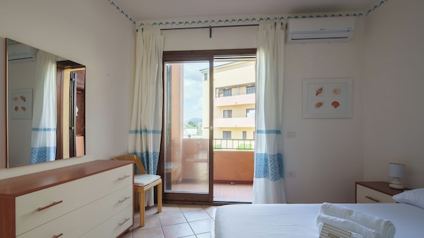 1 sovrum, strykjärn/strykbräda och sängkläder