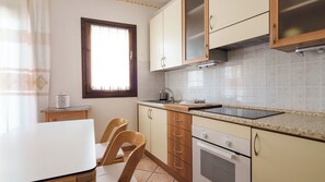 Refrigerador, horno, parrilla de estufa y utensilios de cocina 