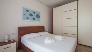1 habitación, tabla de planchar con plancha y ropa de cama 