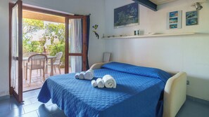 1 habitación y tabla de planchar con plancha 