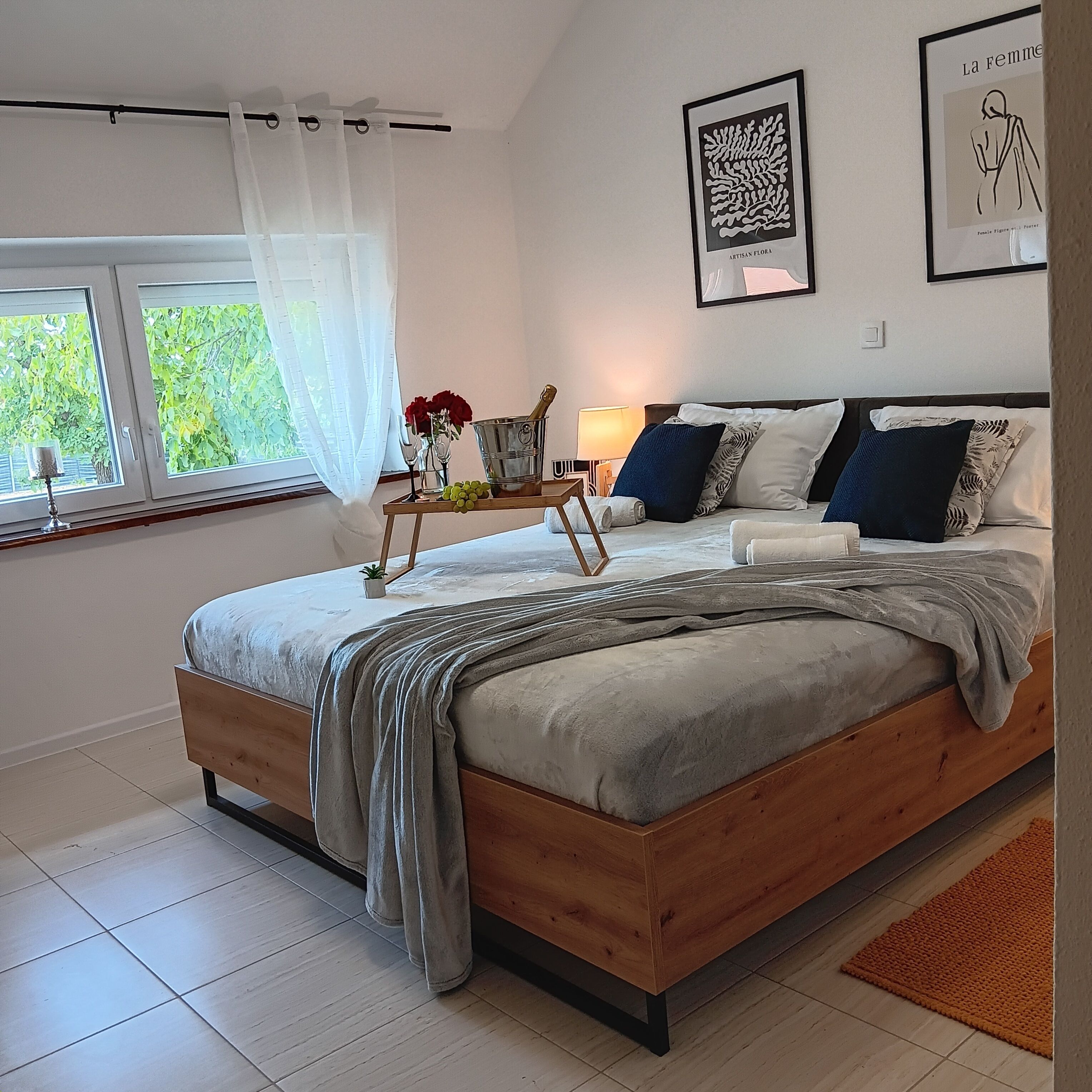 4 間睡房、書桌、熨斗/熨衫板、可攜式嬰兒床