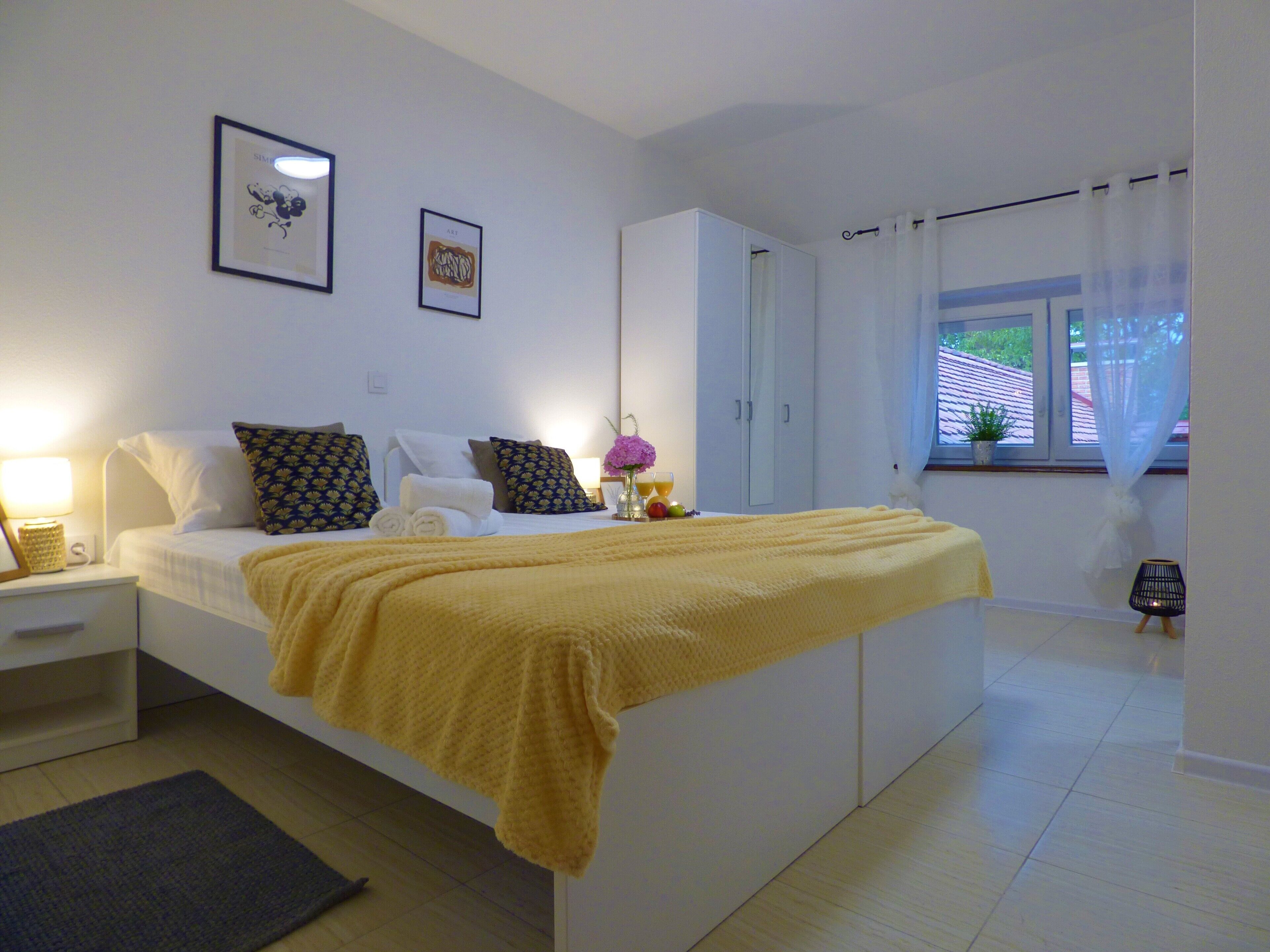 4 عدّة غرف نوم ومكتب ومكواة/لوح كي وسرير سفر