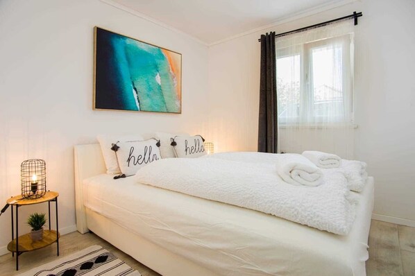 3 bedrooms, desk, iron/ironing board, free WiFi