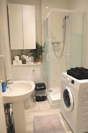 Dusche, Haartrockner, Handtücher, Seife