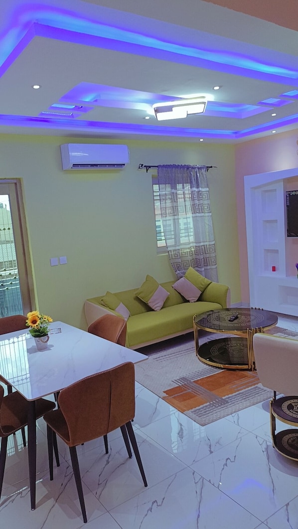 Family Studio, City View | Living area